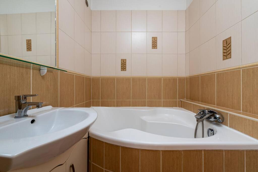 Appartement Spacious And Bright Flat Between Airport & Center à Budapest Extérieur photo